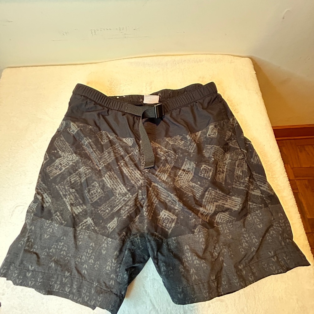 Men’s Columbia black swim shorts